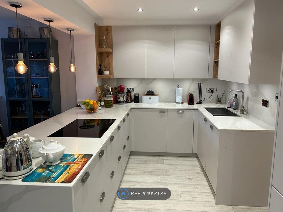 4 bed terraced house to rent in Andover Close, Luton LU4, £1,795 pcm