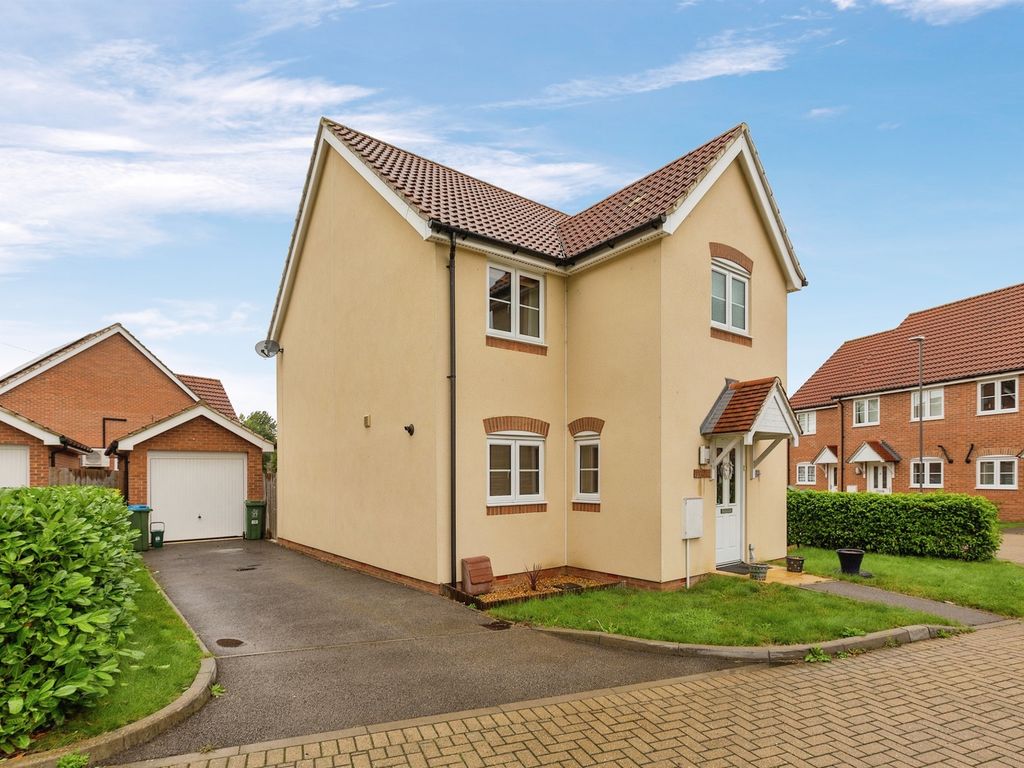 4 bed detached house for sale in Harvest Close, Aylesbury HP21, £ ...