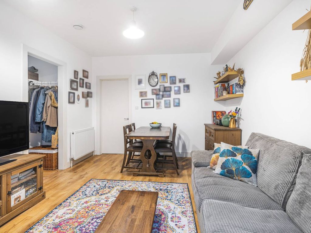 2 bed for sale in Holders Hill Crescent, Mill Hill, London