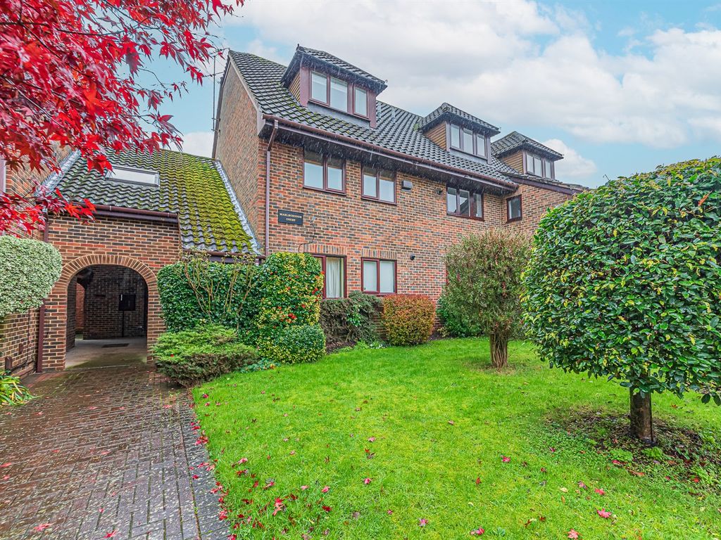 2 bed flat to rent in Marlborough Court, Wiltshire Drive, Wokingham RG40, £1,400 pcm Zoopla