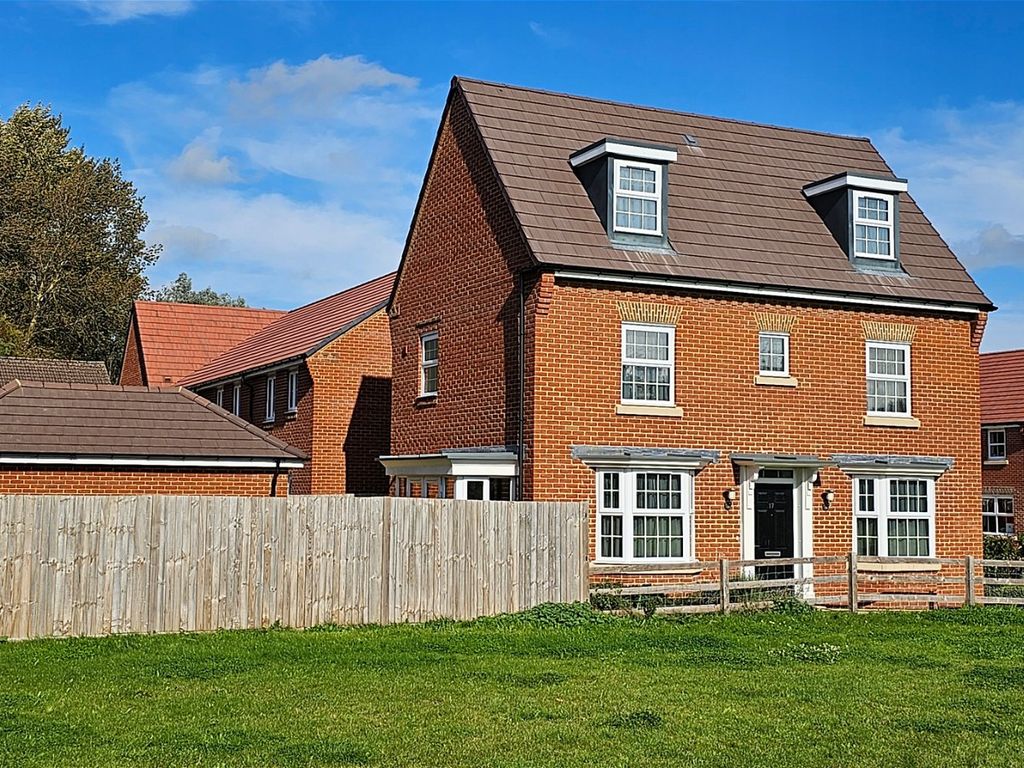 4 bed detached house for sale in Hutton Close, Newbury RG14, £550,000