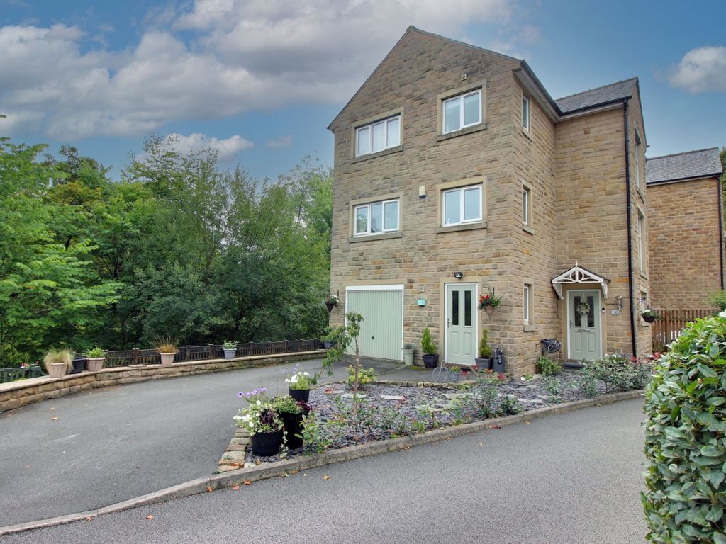 4 bed detached house for sale in Lodge Close, Luddendenfoot, Halifax