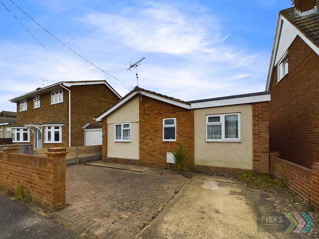 3 bed detached bungalow for sale in Maurice Road, Canvey Island SS8, £