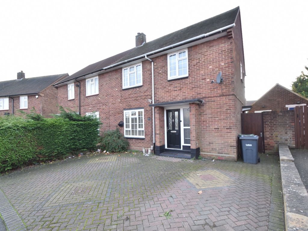 3 bed semidetached house to rent in Abbotswood Road, Luton LU2, £1,550