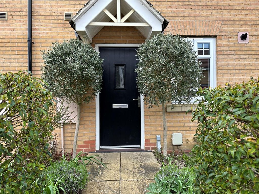 3 bed end terrace house for sale in Summers Hill Drive, Papworth