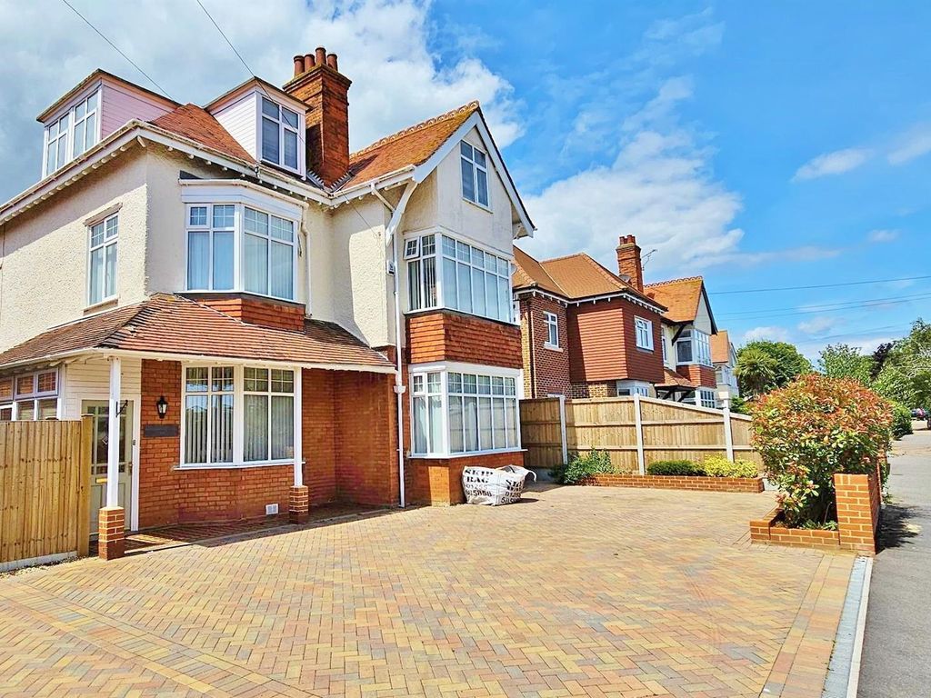 5 bed detached house for sale in Connaught Avenue, FrintonOnSea CO13