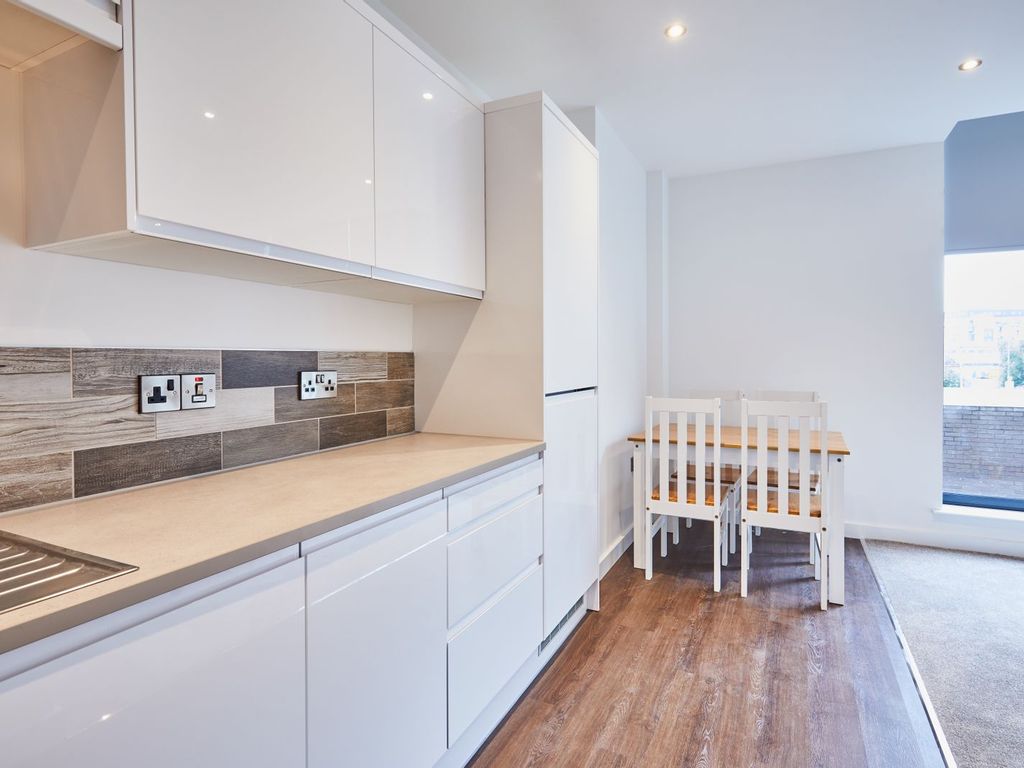 2 bed flat to rent in Oldham Road, Manchester M4 Zoopla