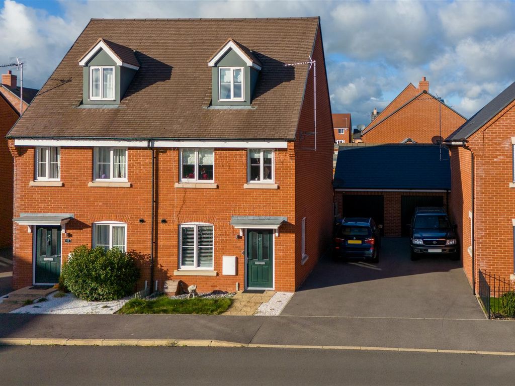 3 bed semidetached house for sale in Moore Crescent, Berryfields