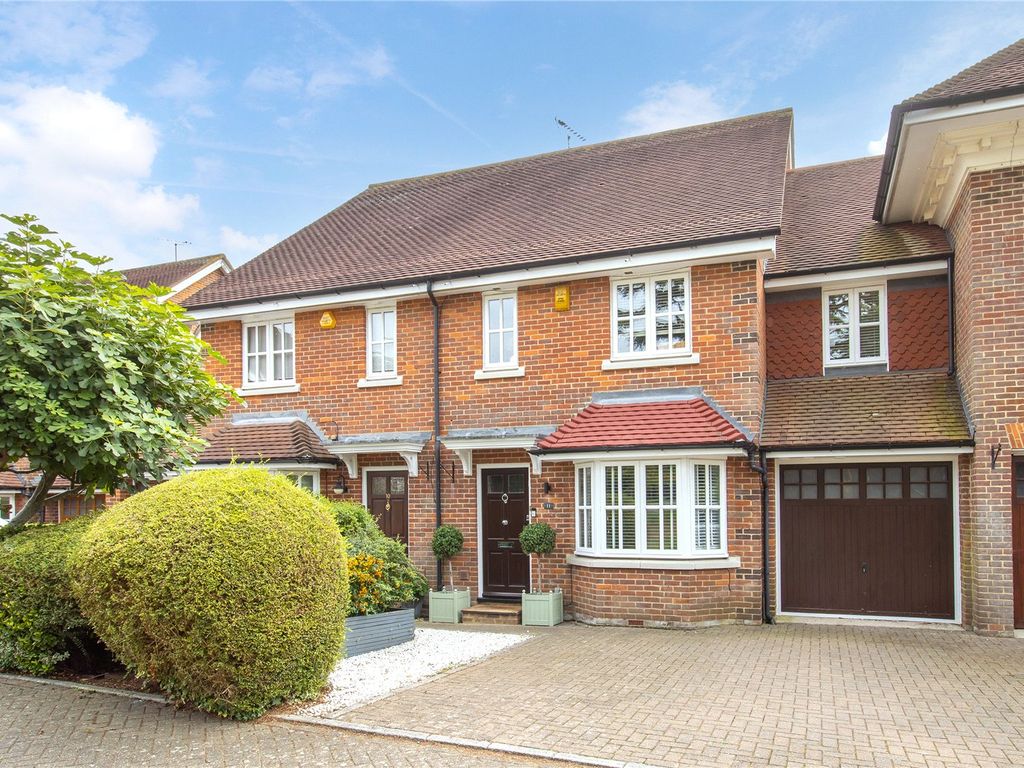 4 bed detached house for sale in The Lawns, Shenley, Radlett