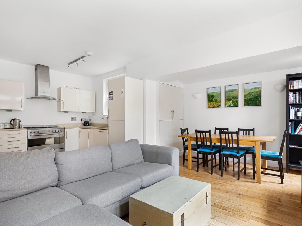 2 bed flat for sale in Clapham Common West Side, London SW4, £800,000