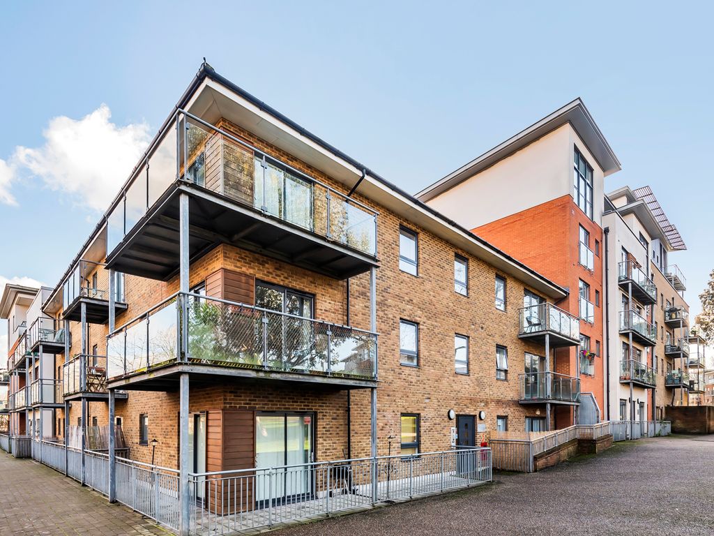 3 bed flat to rent in Kingswood Court, Hither Green Lane SE13 Zoopla