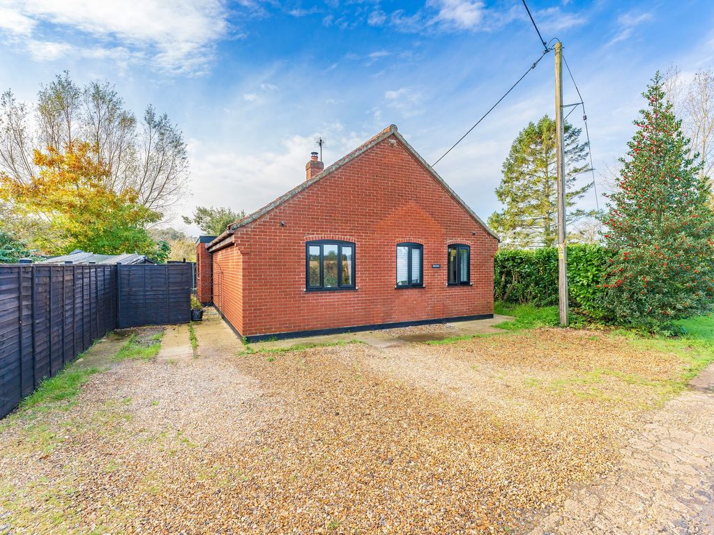 3 bed detached bungalow for sale in Broad Fen Lane, Dilham NR28, £