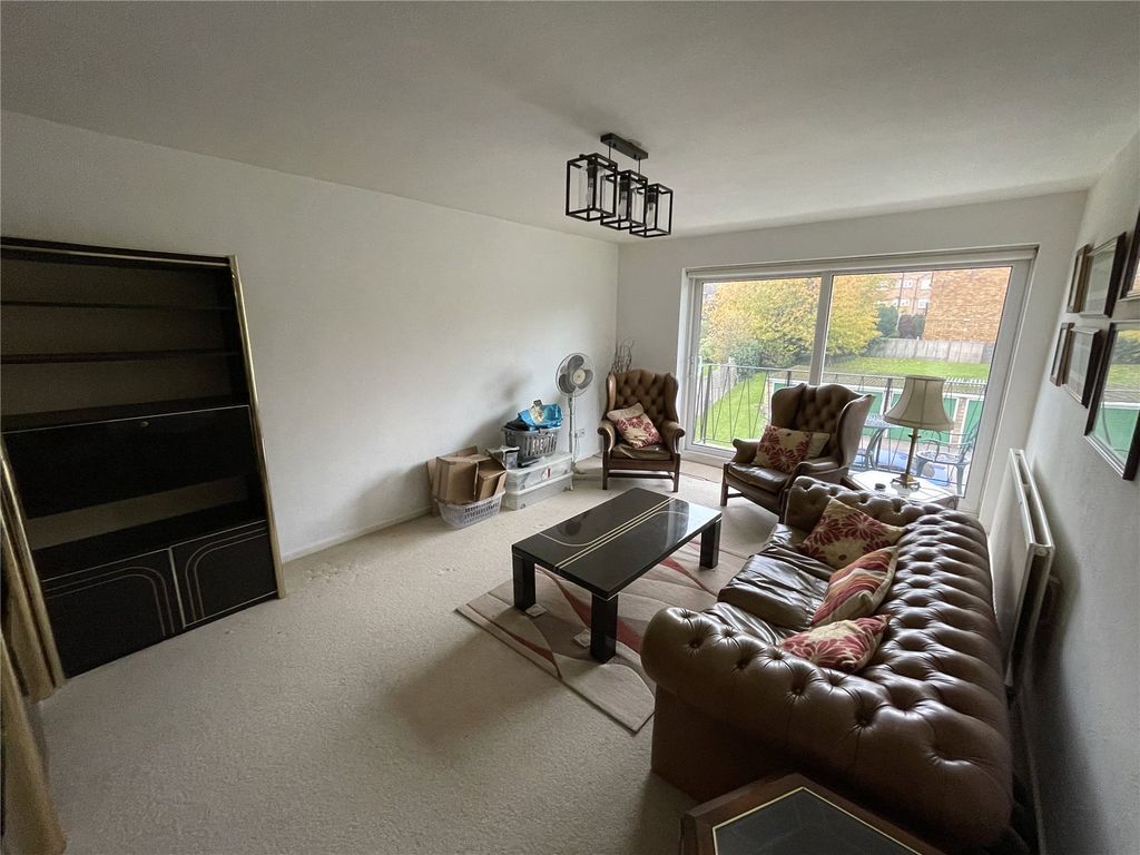 2 bed flat to rent in Park Road, New EN4, £1,750 pcm