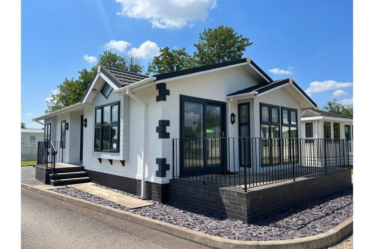 2 bed mobile/park home for sale in Downfield Lane, Twyning, Tewkesbury