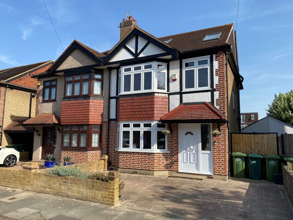 4 bed semidetached house for sale in Pavilion Gardens, StainesUpon