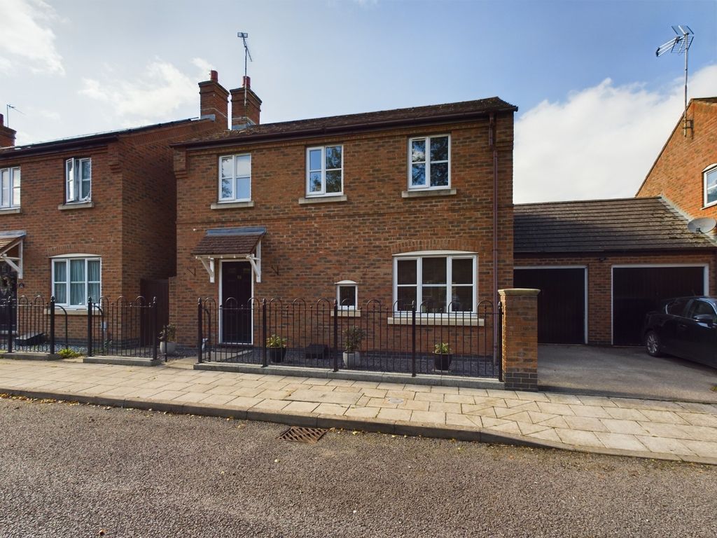 3 bed detached house for sale in Parmiter Close, Fairford Leys