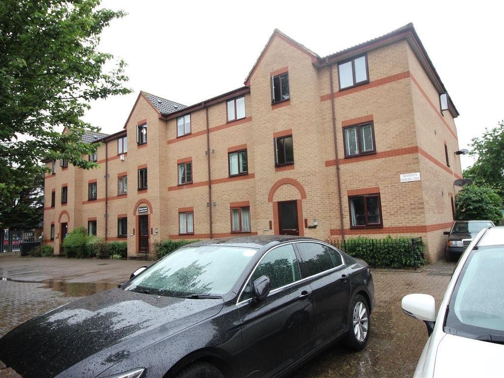 1 bed flat to rent in Marquis Court, Longbridge Road, Barking IG11, £