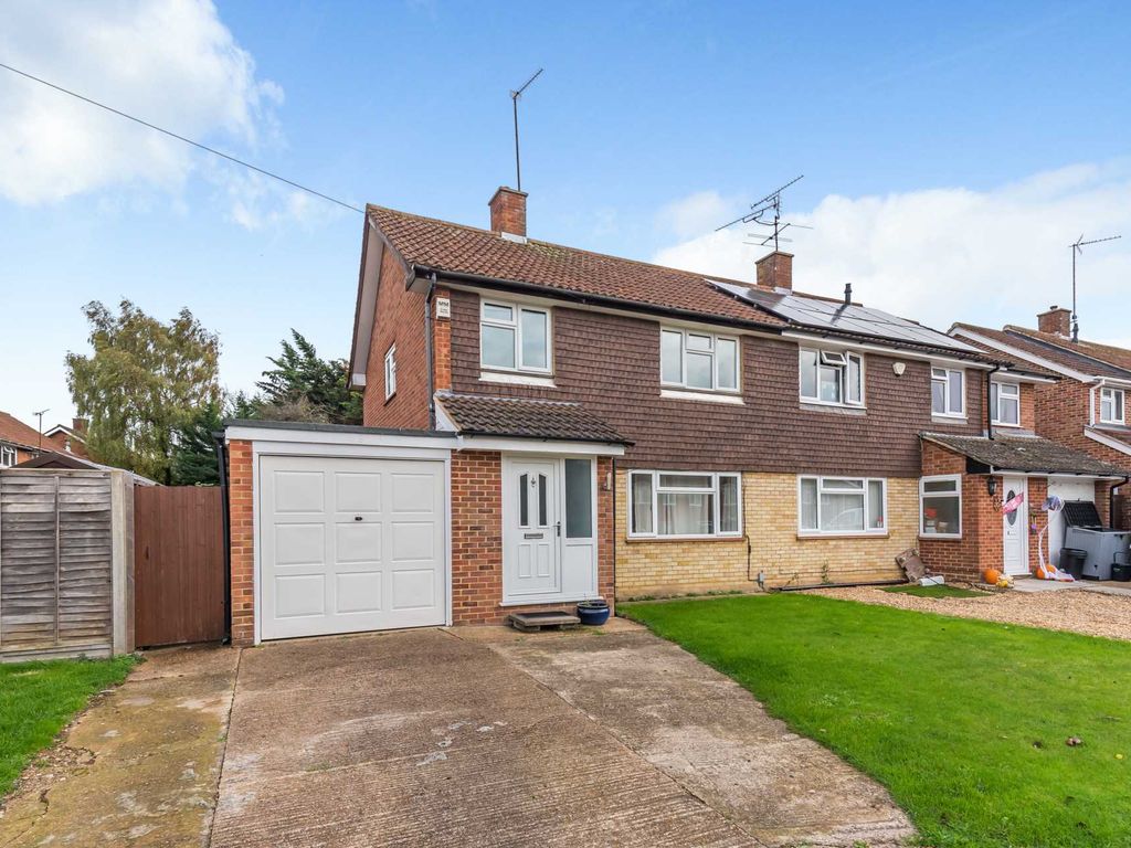 3 bed semidetached house for sale in Ashridge Road, Wokingham RG40