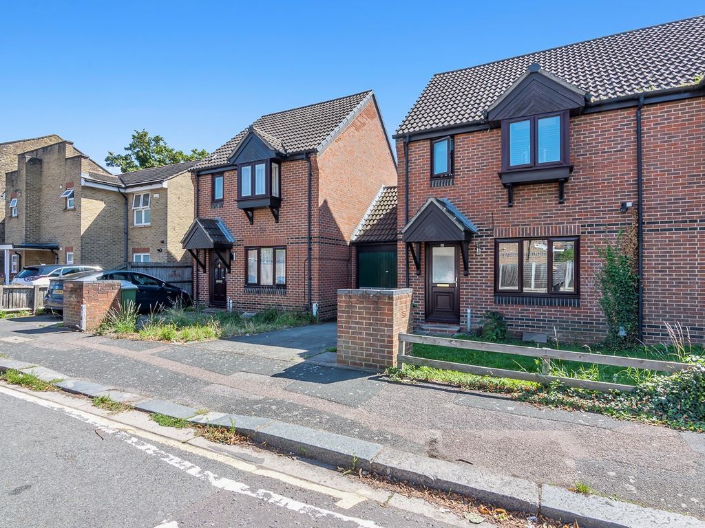 3 bed semidetached house for sale in Howards Road, Plaistow, London