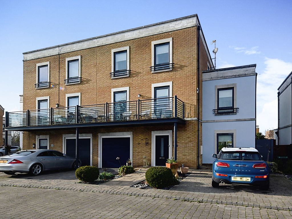 5 bed semidetached house for sale in Boundary Way, Shoebury Garrison