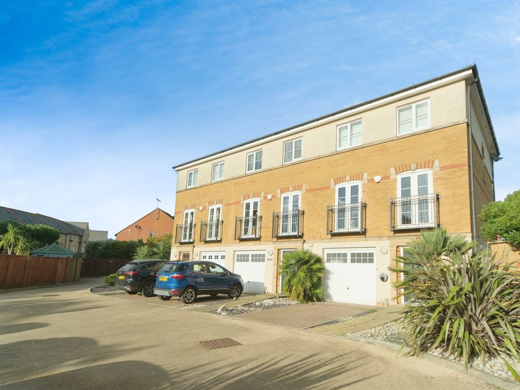 4 bed town house for sale in San Diego Way, Eastbourne BN23, £480,000