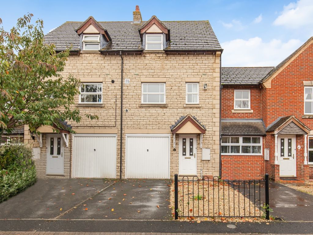 3 bed end terrace house to rent in Larkspur Square, Bicester OX26 Zoopla