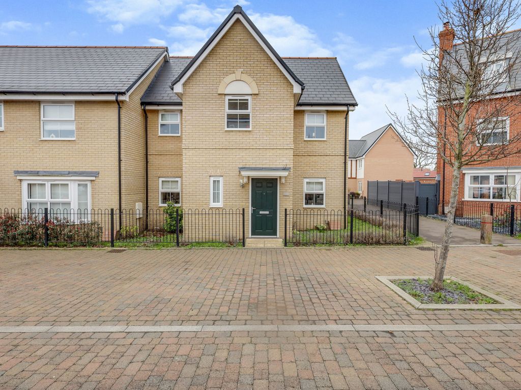 4 bed end terrace house for sale in Elizabeth Gardens, Rochford SS4, £