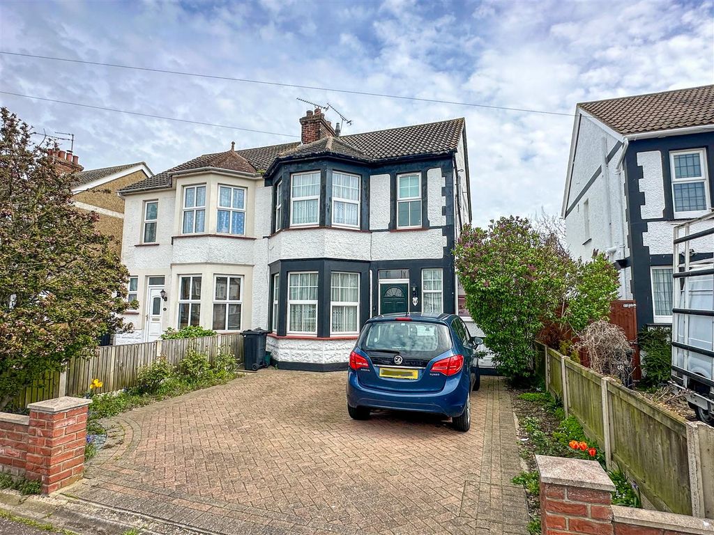 3 bed semidetached house for sale in Hayes Road, ClactonOnSea, Essex