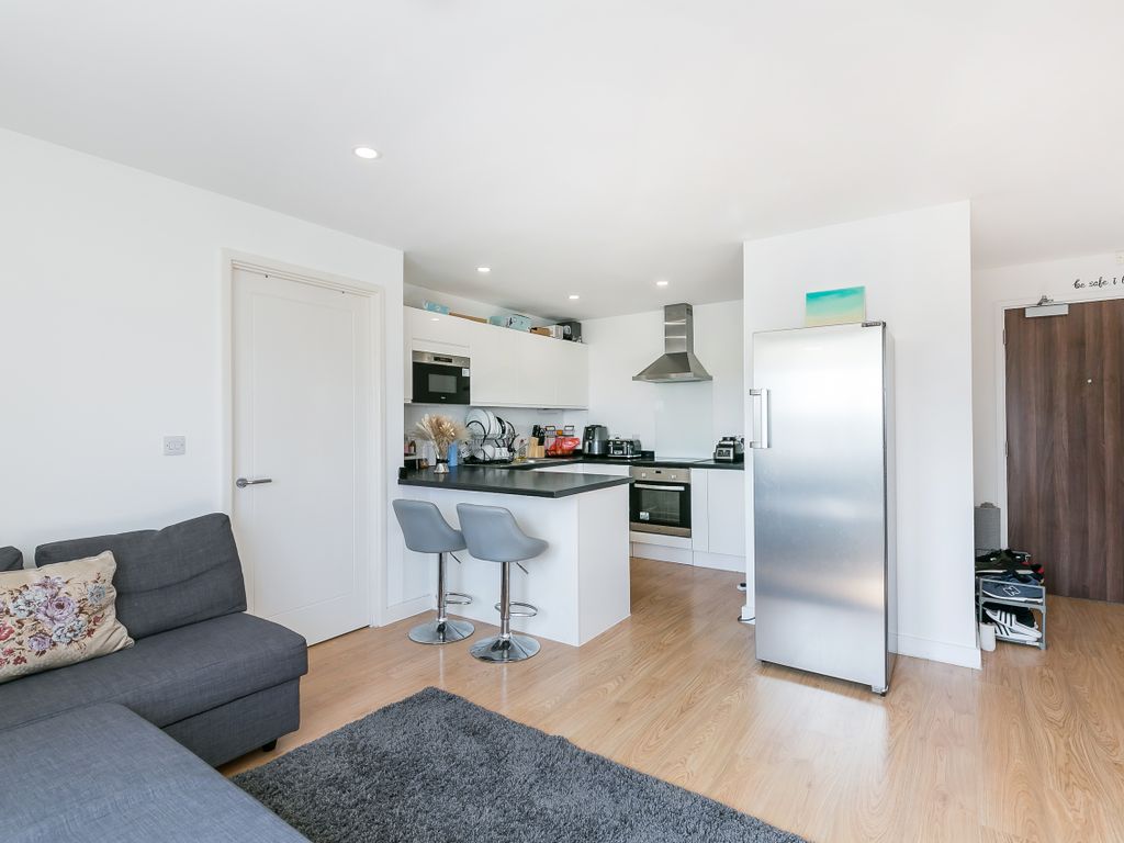 2 bed flat to rent in Trafford House, Cherrydown East, Basildon SS16, £