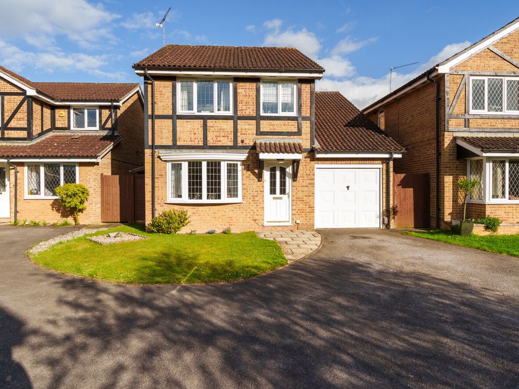 4 bed detached house for sale in Grasmere Close, Winnersh, Wokingham
