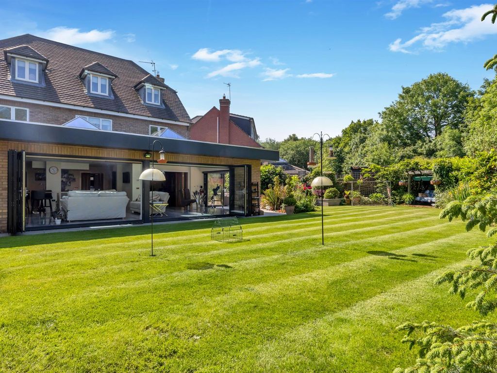 5 bed detached house for sale in Woodlands Close, Oadby, Leicester LE2