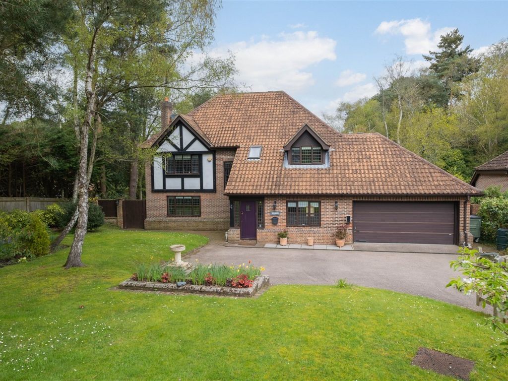 5 bed detached house for sale in Chestnut Close, Storrington