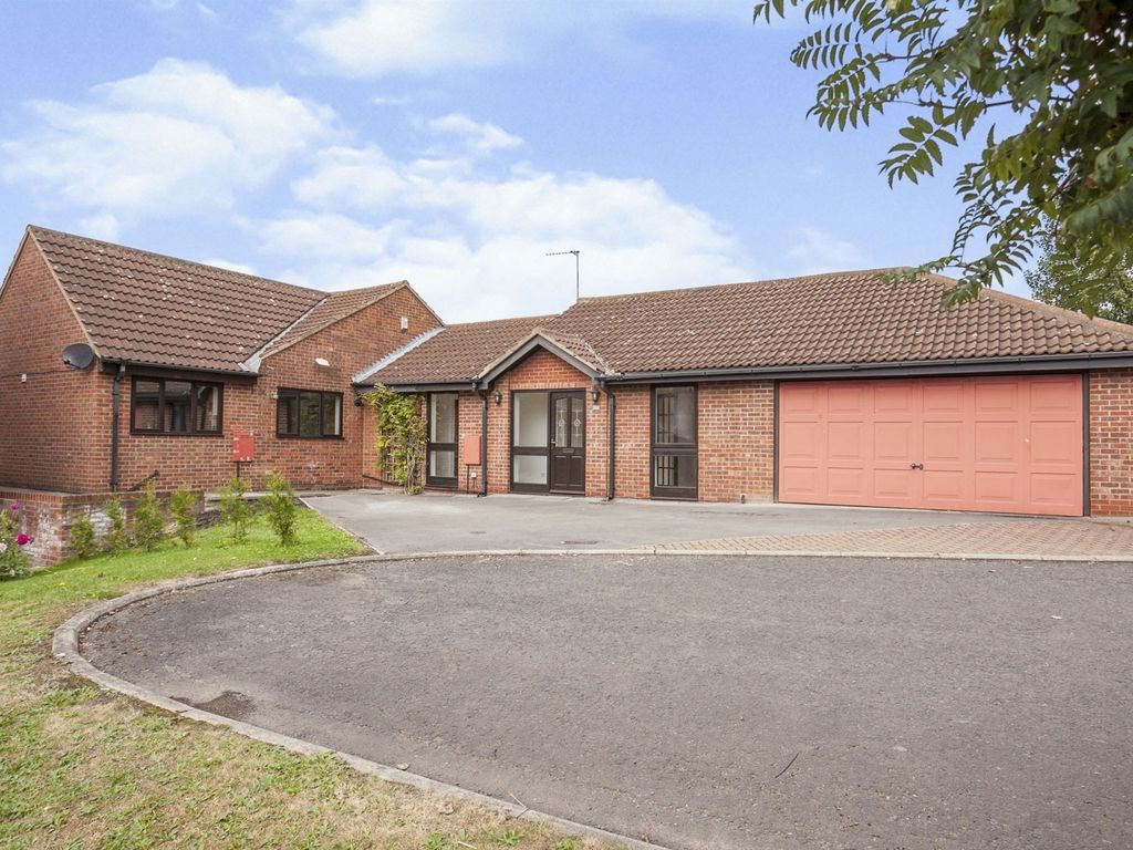 5 bed detached bungalow for sale in Barratts Road, Wakefield WF1 Zoopla