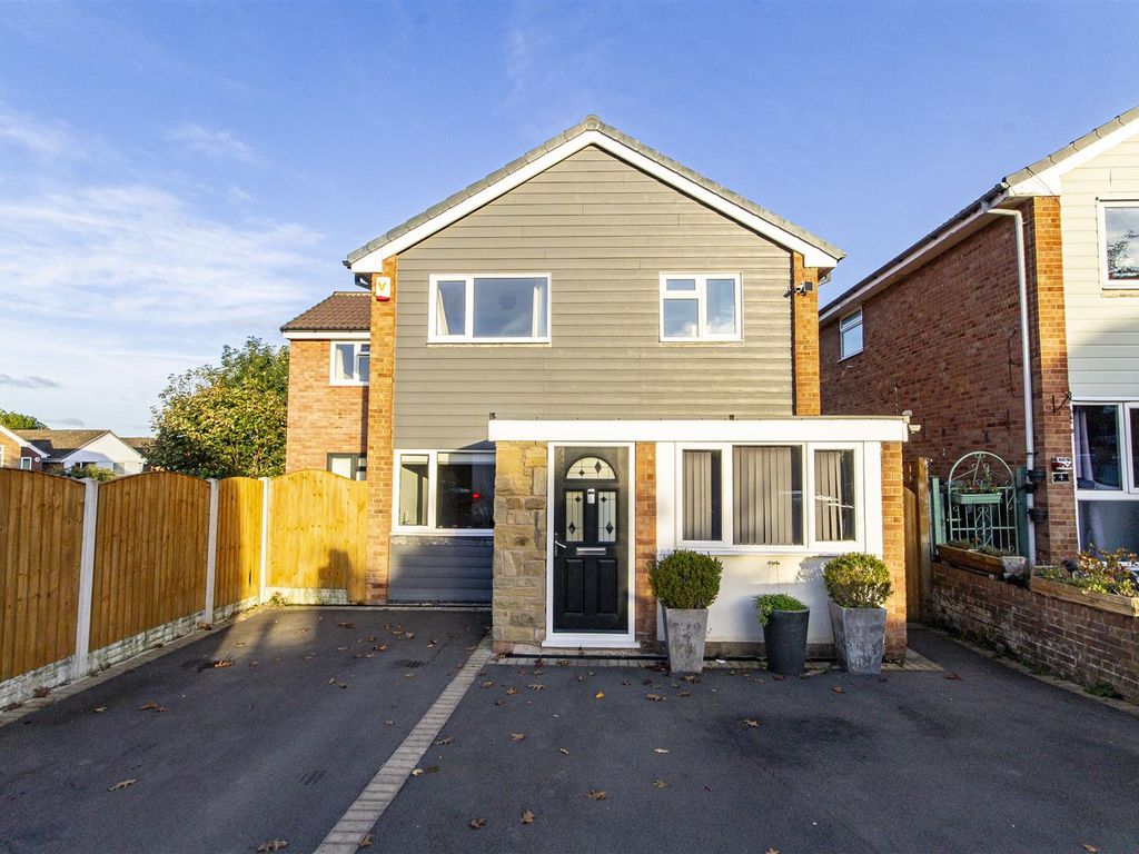4 bed detached house for sale in Wolfe Close, Walton, Chesterfield S40