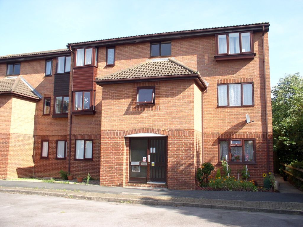 1 bed flat to rent in Quincy Road, Egham, Surrey TW20, £1,095 pcm Zoopla