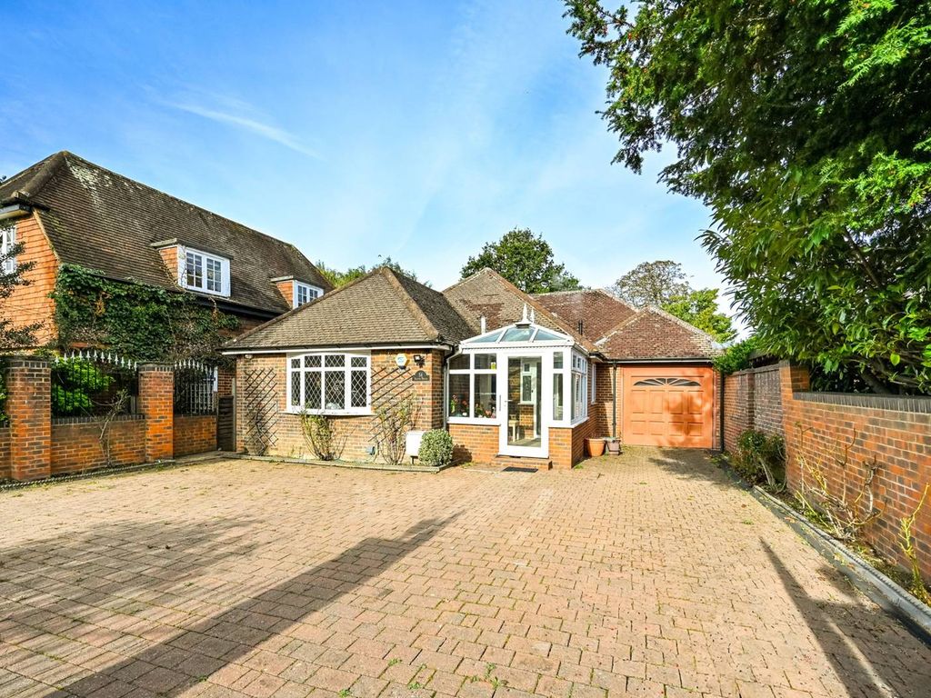 4 bed detached house to rent in Thetford Road, New Malden KT3, £4,250