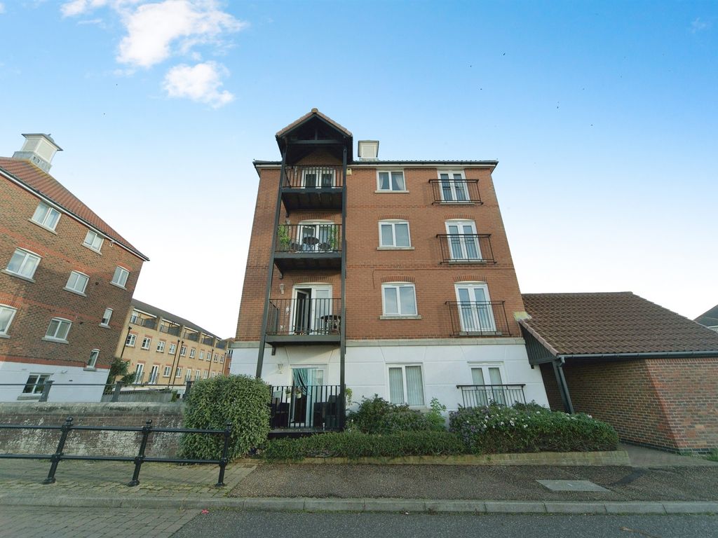 3 bed flat for sale in Santa Cruz Drive, Eastbourne BN23, £230,000 Zoopla