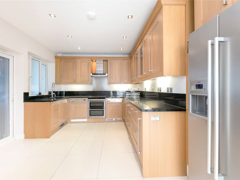3 bed flat to rent in Wellington Court, 5567 Wellington Road NW8, £