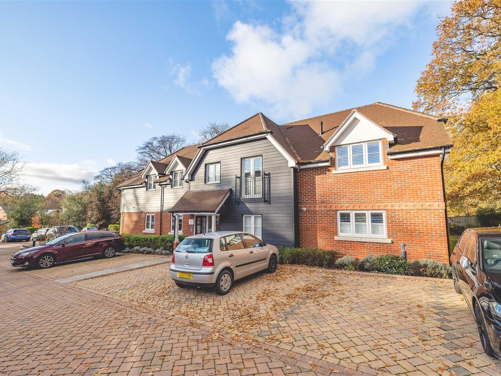 2 bed flat for sale in Bryan Gardens, Binfield, Bracknell RG42, £
