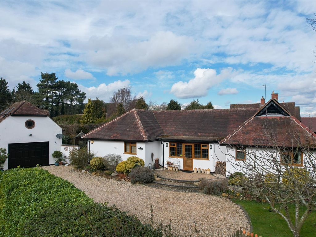 4 bed detached bungalow for sale in Moreton Paddox, Moreton Morrell