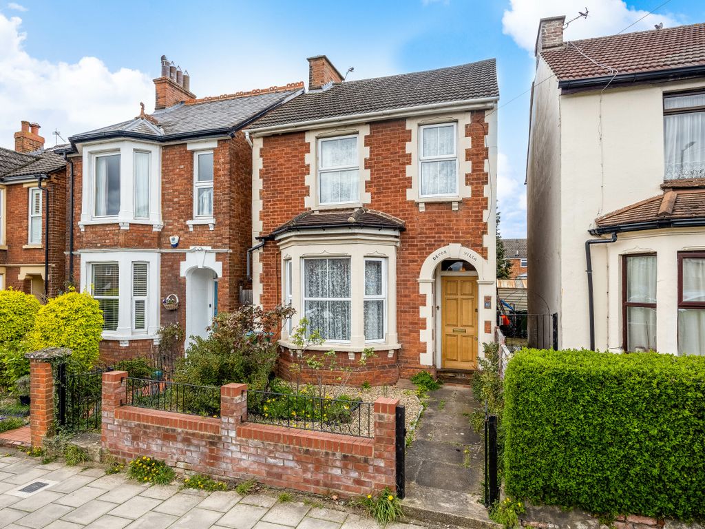 3 bed terraced house for sale in Bierton Road, Aylesbury HP20, £335,000