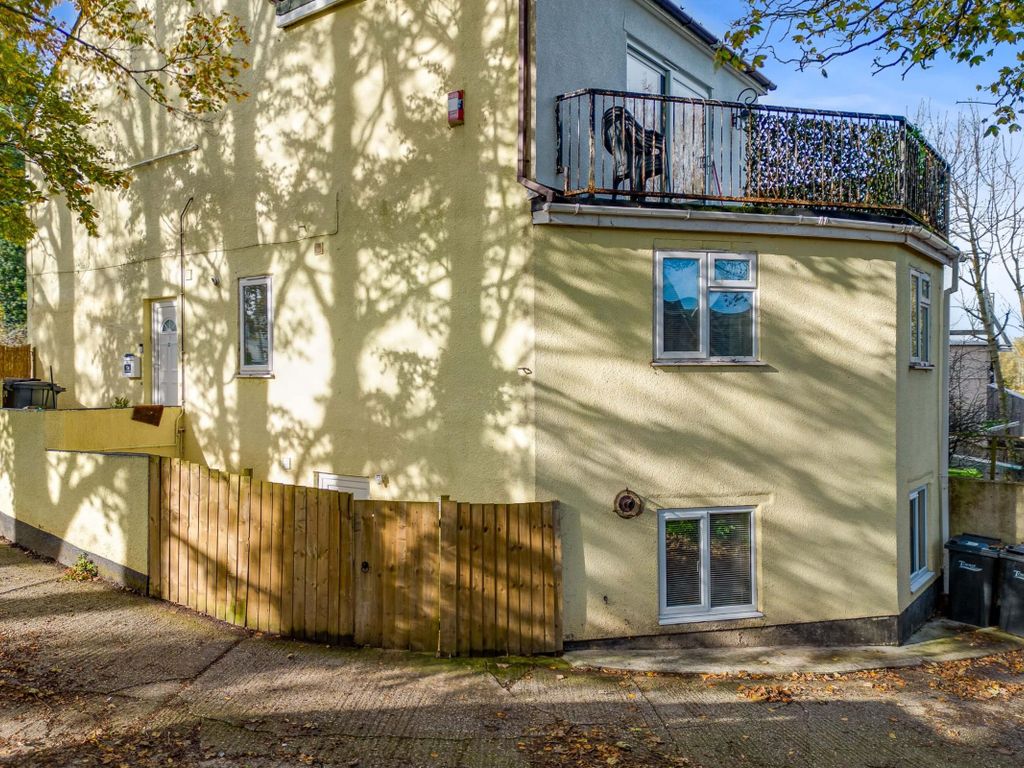 1 bed flat to rent in Hawkins Avenue, Torquay TQ2, £695 pcm Zoopla