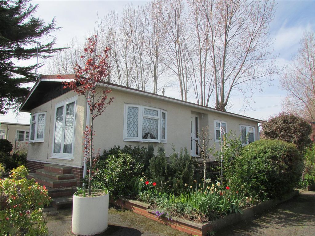 3 bed bungalow for sale in West Park Homes, Darrington, Pontefract WF8