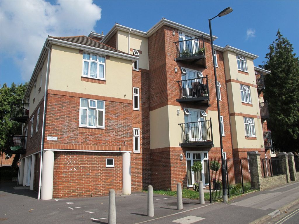 2 bed flat to rent in Regents Park Road, Southampton, Hampshire SO15