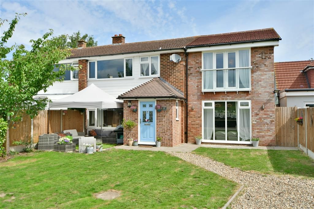 4 bed semidetached house for sale in London Road, Newington