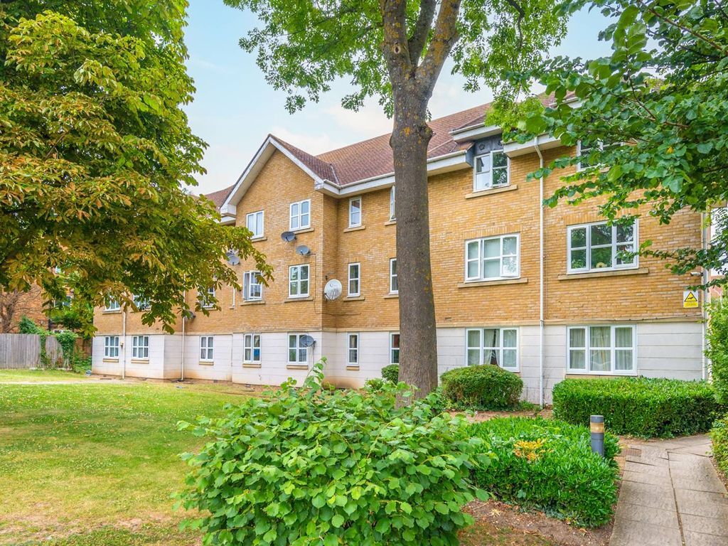 2 bed flat to rent in Crawford Avenue, Wembley HA0, £2,300 pcm Zoopla