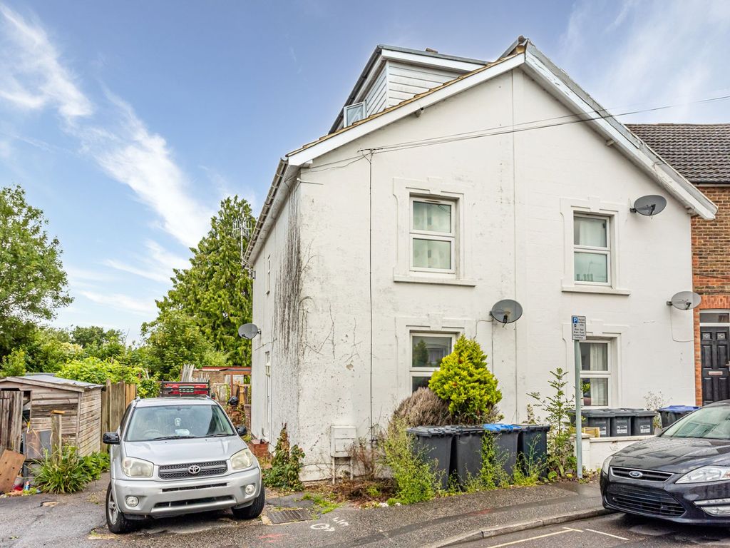 1 bed flat for sale in Queens Road, East Grinstead RH19, £170,000 Zoopla