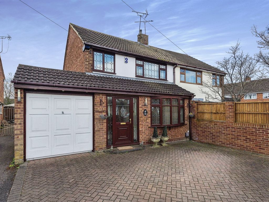 3 bed semidetached house for sale in Enslow Close, Caddington, Luton