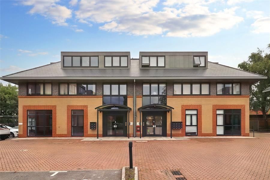 2 bed flat to rent in River Court, Woking GU21, £1,425 pcm Zoopla