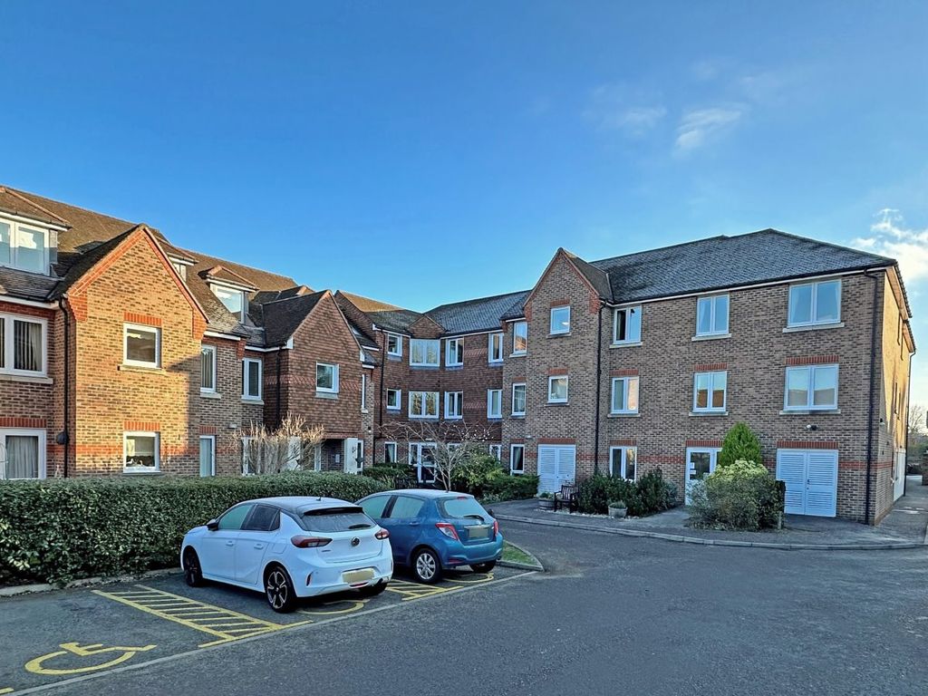 1 bed flat to rent in London Road, Redhill RH1, £1,200 pcm Zoopla